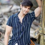 Rohan Mehra Instagram - Ke tu has ke innocent si shakal Banaye _____ ☺️. Can you guess the name of the song 😋?
