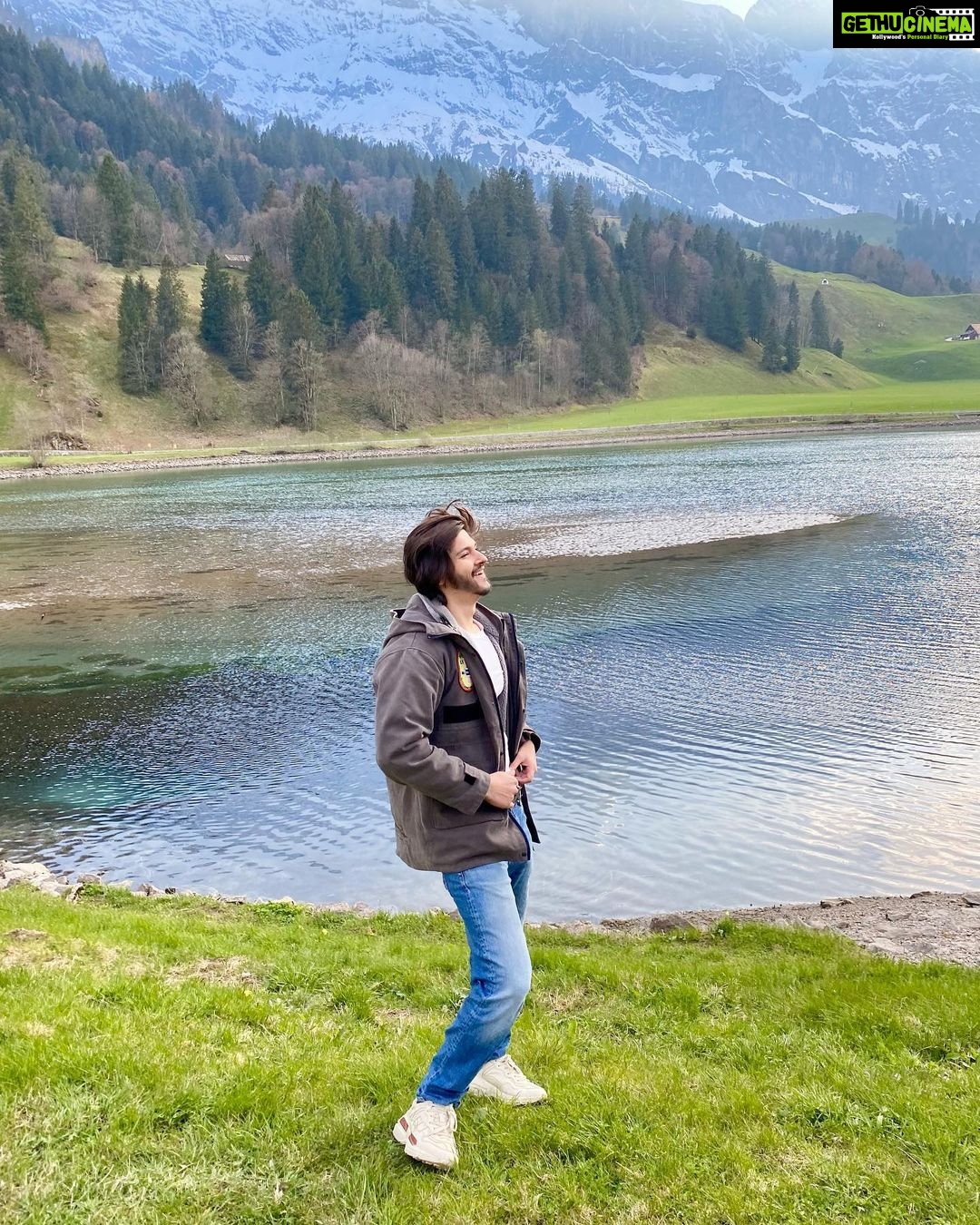 Rohan Mehra Instagram - Muskurane ki wajah tum ho LOL . #rohanmehra #candid #travel #travelphotography #nature #naturephotography #switzerland #throwback Titlis Switzerland