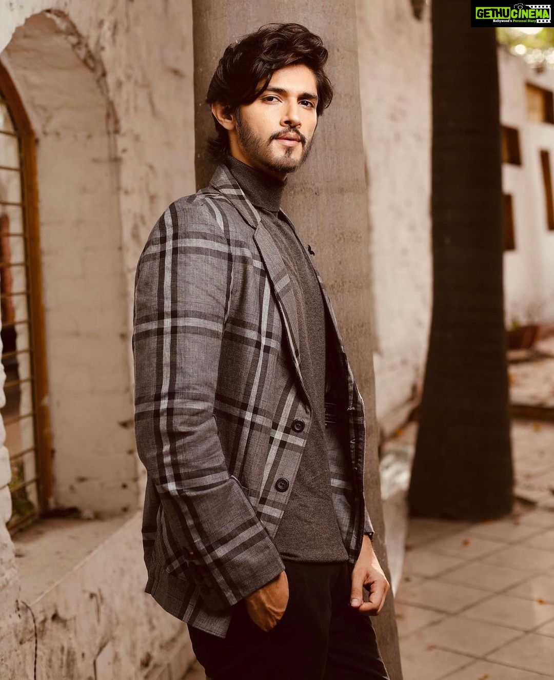 Rohan Mehra Instagram - In a world full of trends, I want to remain a classic ☑️ . #rohanmehra #lookoftheday #classic #vintagestyle