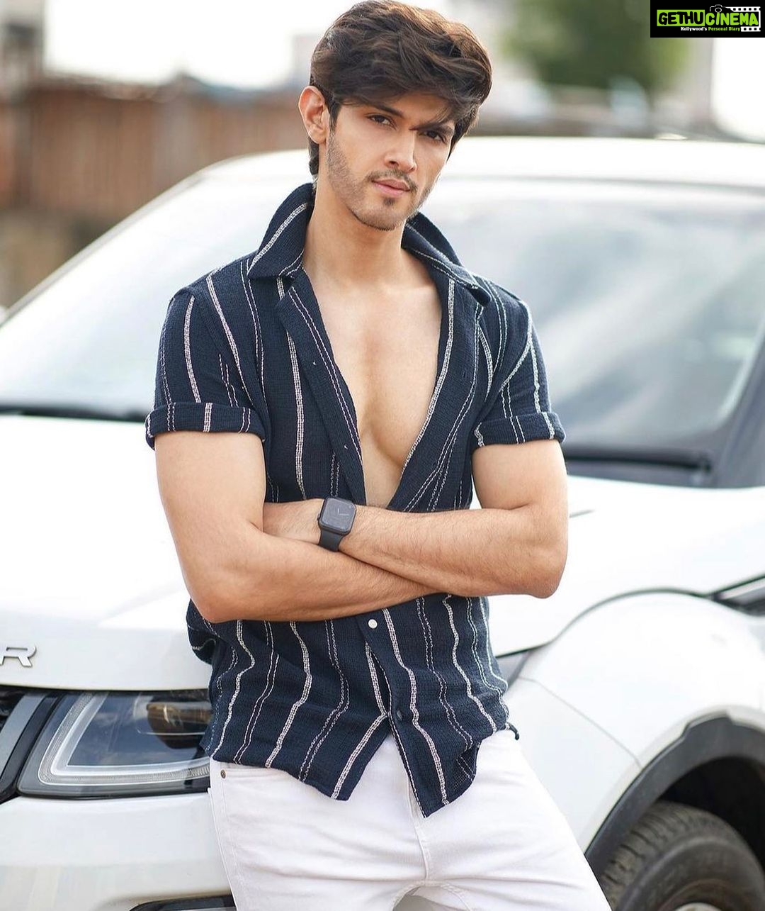 Rohan Mehra Instagram - Ke tu has ke innocent si shakal Banaye _____ ☺️. Can you guess the name of the song 😋?
