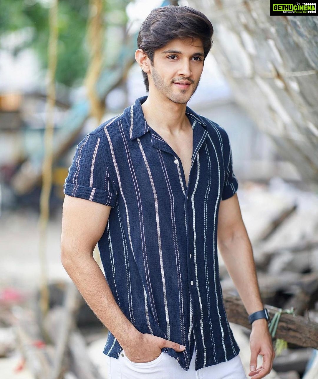 Rohan Mehra Instagram - Ke tu has ke innocent si shakal Banaye _____ ☺️. Can you guess the name of the song 😋?