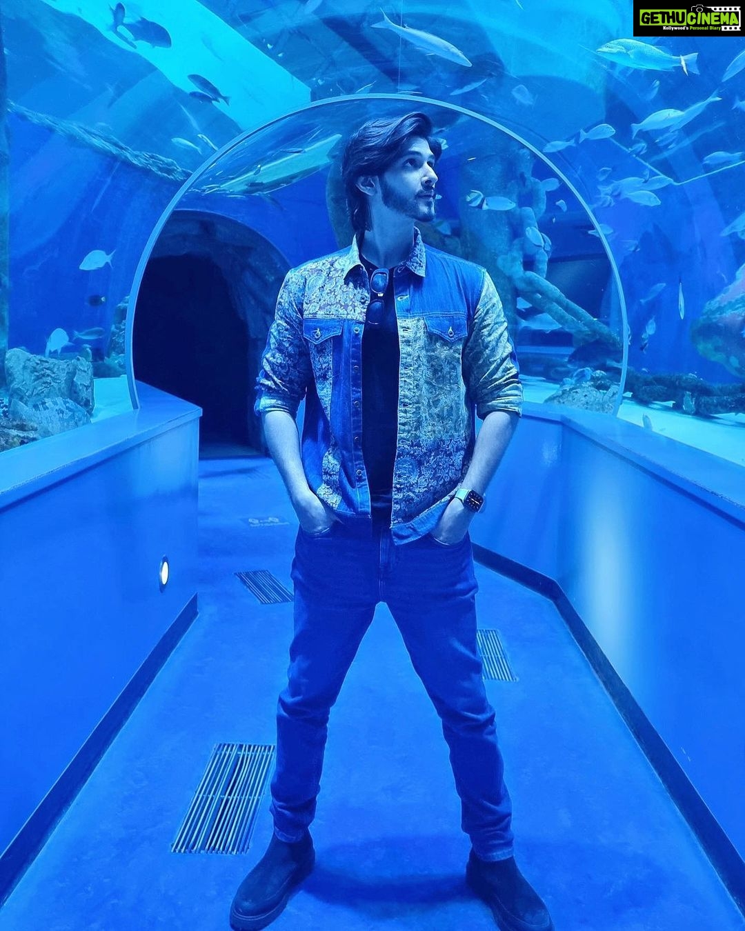 Rohan Mehra Instagram - Why am I feeling hungry 🤷♂️? . . . @visit_shj #VisitSharjah #Sharjah #welcometoshariah #smileyouareinsharjah #shj @thinkstrawberries #thinkstrawberries Wearing @jackjonesindia Styled by @isshannigam Sharjah Aquarium
