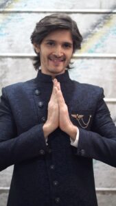Rohan Mehra Instagram - Listen up grooms and baaratis,
Let’s burn the dance floor and #DoTheManyavarMove🔥
Aap bhi try karo aur dikhao apna swag, kyunki #ManyavarAaGaya

Audio by: @mayurjumani