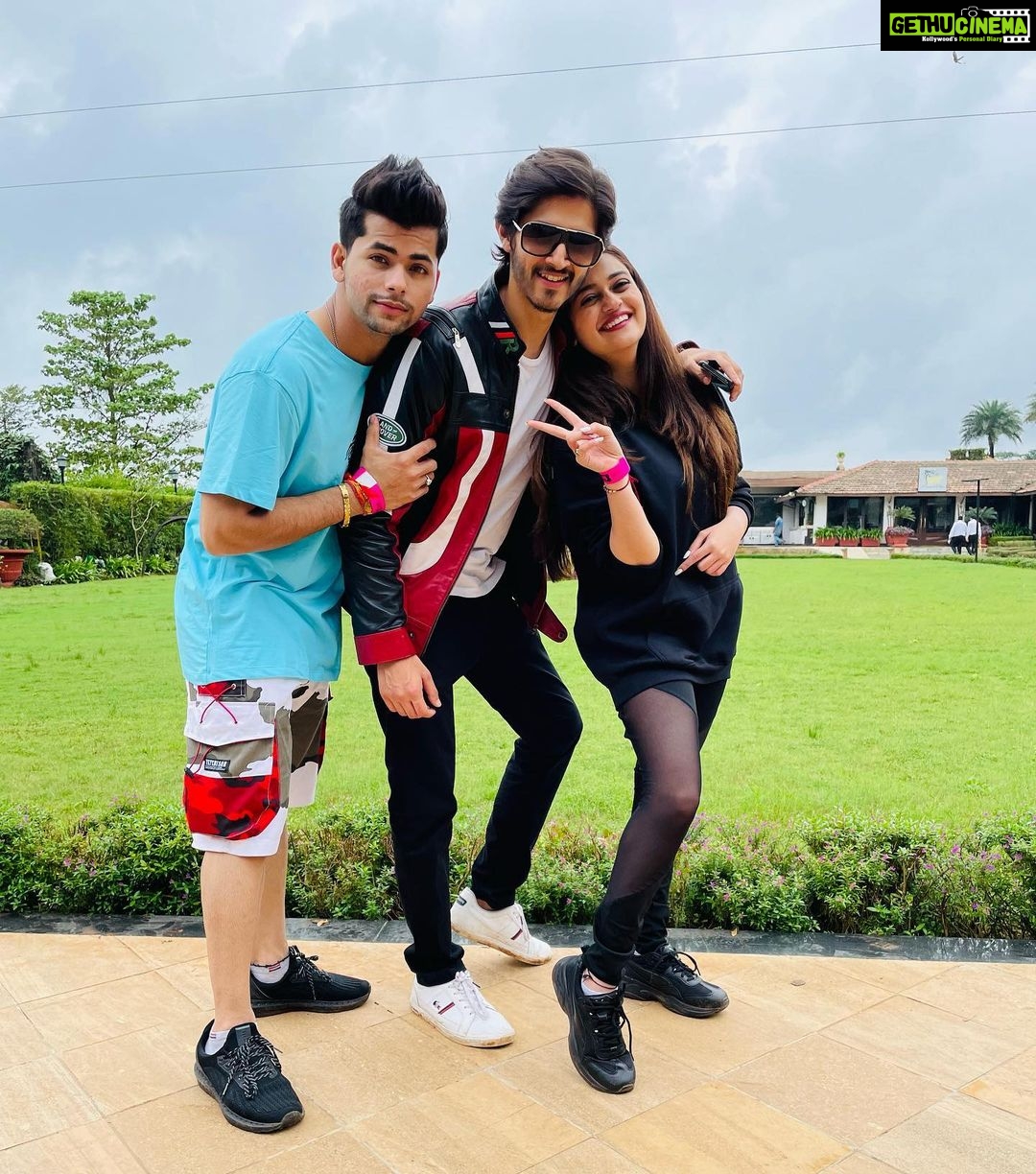 Rohan Mehra - 85.8K Likes - Squad goals 😎
@thesiddharthnigam @mridul.meena17 @vaishnavi_rao5