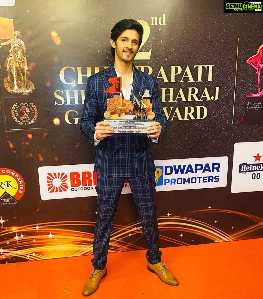 Rohan Mehra Instagram - Truly honoured to receive the Chhatrapati Shivaji Maharaj Gaurav Award (Most Popular Face 2021) last night. Thank you everyone for your love and support!