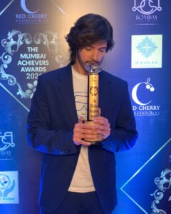 Rohan Mehra Instagram - Truly honoured to receive the Mumbai Achievers Award for being the Style Icon🏆.Thanking each one of you for your love and support!