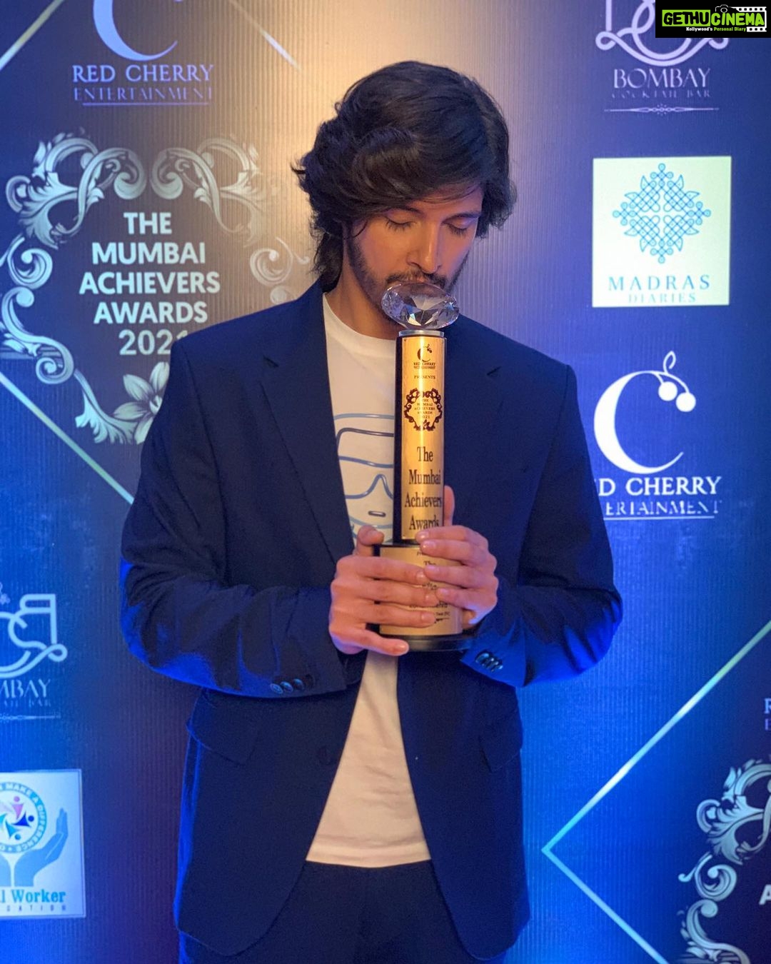 Rohan Mehra - 87.8K Likes - Truly honoured to receive the Mumbai Achievers Award for being the Style Icon🏆.Thanking each one of you for your love and support!