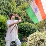 Rohan Mehra Instagram - तिरंगा ही आन है , तिरंगा ही शान है और तिरंगा ही हम हिंदुस्तानियों की पहचान है l स्वतंत्रता दिवस की हार्दिक शुभकामनाएं l #happyindependenceday #independenceday #indiaat75 #harghartiranga #jaihind #75thindependenceday #azadikaamritmahotsav . . Styled by @roshni0819 Outfit by @gargee_designers