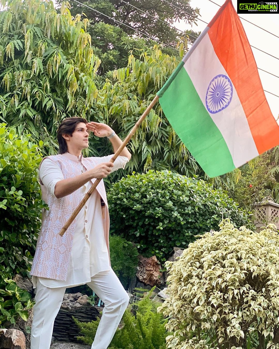 Rohan Mehra Instagram - तिरंगा ही आन है , तिरंगा ही शान है और तिरंगा ही हम हिंदुस्तानियों की पहचान है l स्वतंत्रता दिवस की हार्दिक शुभकामनाएं l #happyindependenceday #independenceday #indiaat75 #harghartiranga #jaihind #75thindependenceday #azadikaamritmahotsav . . Styled by @roshni0819 Outfit by @gargee_designers