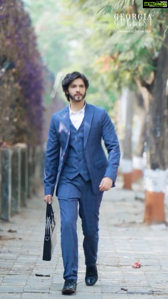 Rohan Mehra Instagram - Suits designed using fine Italian fabrics from @GeorgiaGullini work seamlessly for a formal office look during the day and a fun evening with your friends post work. Style it up or down with accessories and you’ve got an investment that’ll take you through multiple events, making heads turn! #Reliance #RelianceIndustries #GeorgiaGullini