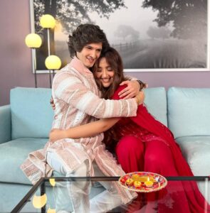 Rohan Mehra Instagram - Dear Behna
This Rakhi, I am signing up to handle your tantrums and your nakhra for a thousand lifetimes!

Kyunki phoolan ka taaron ka sabka kehna hai,
Ek hazaron mein meri behna hai.

But, Kabhi bhi, if you feel that something is not alright,
I’ll fix it in a moment. I promise. I promise.

The bond we share is my biggest treasure.
Here’s to being there for each other…Every single moment!
@ashnoorkaur ❤️🧿
.
.
Styled by @roshni0819
Outfit @dapperanddare.in