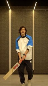 Rohan Mehra Instagram - Are you as excited as I am to know about the Gully Cricket? If you are, then why are you still here? Go and participate in this amazing #MojGullyCricket campaign by @mojindia, all you have to do is upload your amazing gully cricket moments and stand a chance to win a signed bat and ball by @yuzi_chahal23 and 1 lac cash prize and much more. 
Toh jaldi se participate karo aur rewards jeeto.