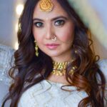 Roopal Tyagi Instagram - घूँघटे मे चंदा है, फिर भी है फैला चारों और उजाला होश न खो दे कहीं जोश मे देखने वाला 🤍 📸 @iam_asoul thanks for such lovely shots! Studio Session by: @photowalksmumbai Photographer: @iam_asoul Model: @roopaltyagi06 Makeup: @makeovers_by_pallavii Hair: @beauty_makeup_artist_mahin28 Concept and Styling: @mitaliii & @nainakhiara_ #indianwear #whitelehenga #templejewellery #kundanjewellery #indianphotography