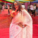 Roopal Tyagi Instagram - Happy holi #instafam this is the festival of awakening, may the colours and the waters awaken you from within 😻 #happyholi #holi2023 #festivalofcolors