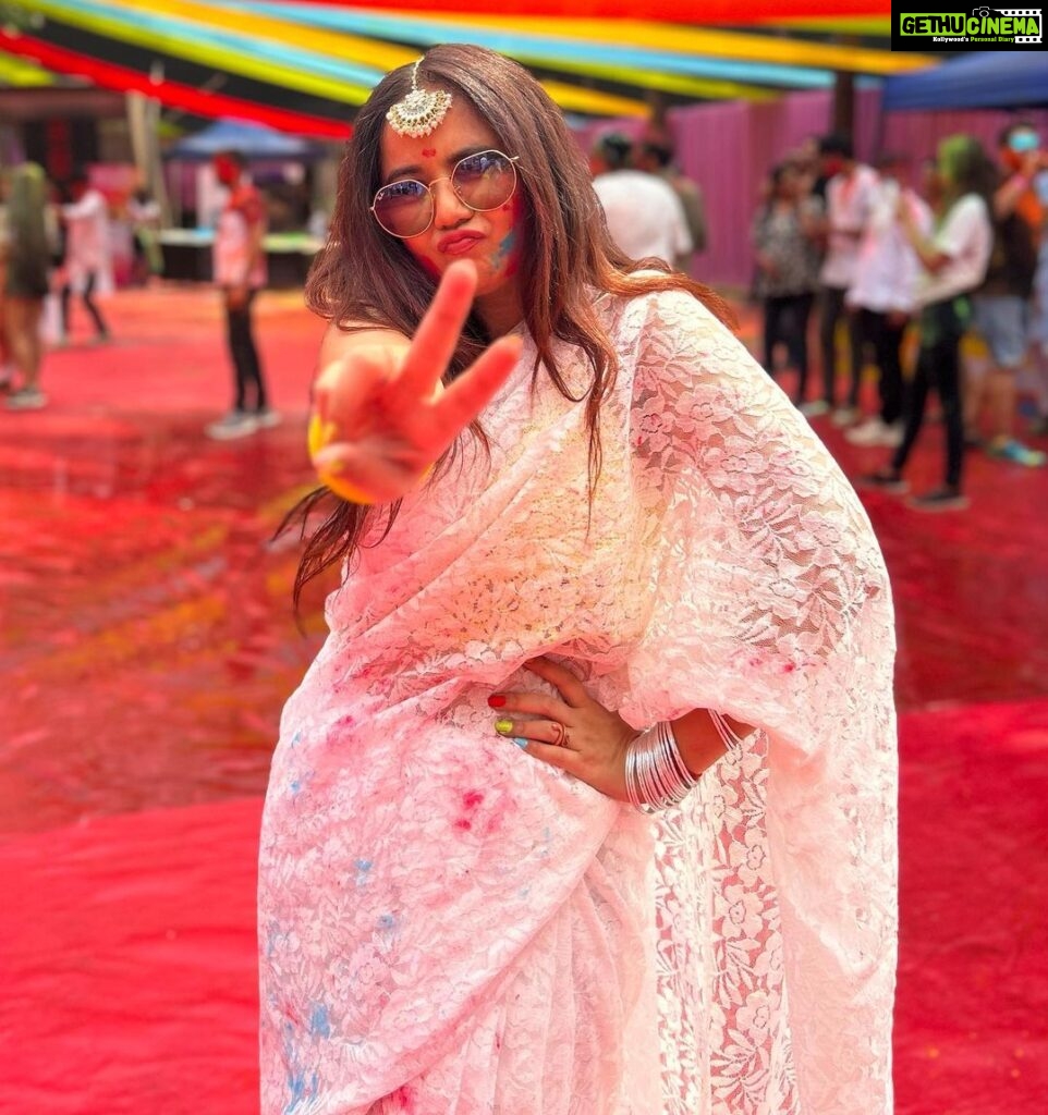 Roopal Tyagi Instagram - Happy holi #instafam this is the festival of awakening, may the colours and the waters awaken you from within 😻 #happyholi #holi2023 #festivalofcolors