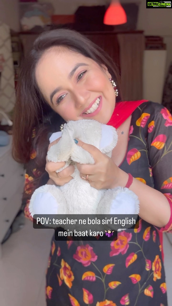 Roopal Tyagi Instagram - Billi ja ja jaaaa.. ποΈ kabutar la la laa. P.S. maine pyar kiya was such a big hit that it was dubbed in multiple languages like Spanish, English etc! Did you know that? #kabutarjajaja #spoof #mainepyarkiya #talkinenglish #hindi #funnyreels #funnyvideos
