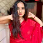 Roopal Tyagi Instagram - ❤️ #redsaree #ootd #sareelove