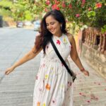 Roopal Tyagi Instagram - Sound on 🔉 that’s the caption 🌸 #weekendvibes #flowers #summervibes