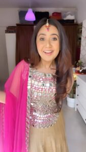 Roopal Tyagi Instagram - I wonder what kind of space I would have in my brain if I forgot the lyrics of 90’s songs 😂🤣 

#90ssongs #trendingreels #trending