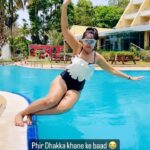 Roopal Tyagi Instagram – Paani se darr nahi lagta sahab, thand se lagta hai 🥶🤣
Tag that friend jo paani mein ghusne se pehle ek ghanta lagati hai 👇🏼🤭😅

#swimmingpool #poolfun #swimwear