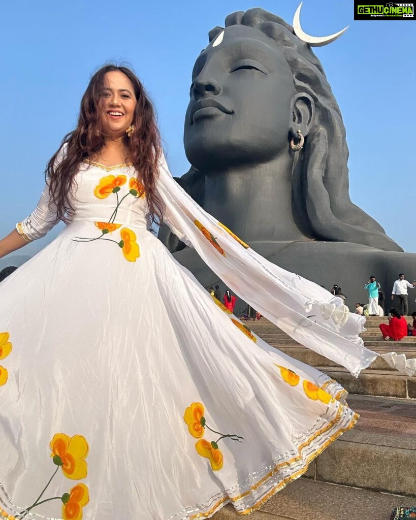 Roopal Tyagi Instagram - 🕉️ उतरे मुझ में आदियोगी #haveablessedday #aumnamahshivaya #harharmahadev Adiyogi Shiva Statue