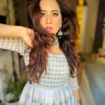 Roopal Tyagi Instagram - कौन दिसा में लेके चला रे बटुहिया ठहर ठहर, ये सुहानी सी डगर ज़रा देखन दे, देखन दे मन भरमाये नयना बाँधे ये डगरिया कहीं गए जो ठहर, दिन जायेगा गुज़र गाडी हाँकन दे, हाँकन दे, कौन दिसा... 🤍 #ootd #haveablessedday