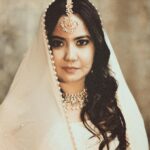 Roopal Tyagi Instagram – Kal aur aaj 🕰️ 

📸 @iam_asoul 

#retrovibes #kalaajkal #oldfilter #indianoutfit