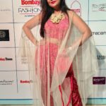 Roopal Tyagi Instagram - My little moment @timesfashionweek ❤️ What a memorable evening 🌸 Thank you @nabhisutra for having me there, glad I’ve been a small part of your journey! 🥰 @swativakharia @rohitkverma your show was so spectacular!! 💐😱 couldn’t take my eyes off the outfits. Bug hug 🤗😘 #bombaytimesfashionweek #nabhisutra #ayurveda #rohitverma #timesfashionweek #btfw