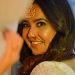 Roopal Tyagi Instagram - आँखों की गुस्ताखियाँ माफ हो 🤍 📸 @iam_asoul @photowalksmumbai #indianoutfits #whitelehenga #maangtikka