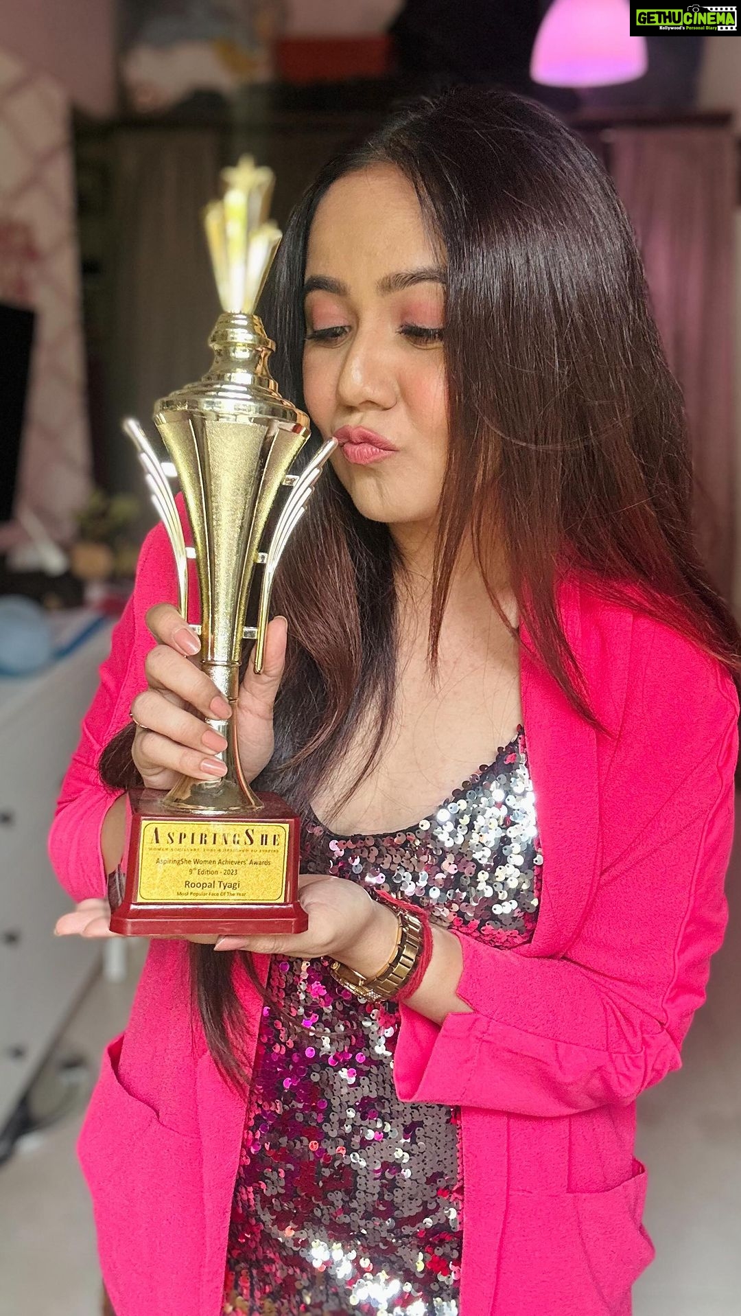 Roopal Tyagi Instagram - I’m deeply grateful to be bestowed with this award for the “most popular face of the year” ! Thank you @aspiringshe for this honour! 🥇 I truly believe that greatness can be achieved when women stand up for each other and I’m lucky I have strong women around me who inspire me each day.. most importantly my mother Poonam Tyagi and my bff @parimn you make me stronger and better each day! Eternally grateful 🙏🏼 #mostpopularfaceoftheyear #aspiringshe #aspiringsheawards #awards #grateful #blessed #womenforwomen