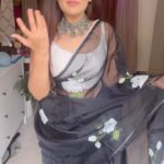 Roopal Tyagi Instagram – Thank you @saiyoni_official for this beautiful hand painted saree! It’s so so pretty 🤩 
Get yours now @saiyoni_official 🛍️ 

#ad #collaboration #collaborationindia #handpaintedsaree #organzasaree #blackorganza #handpainted #floral #onlineshop #indianwear #ootd
