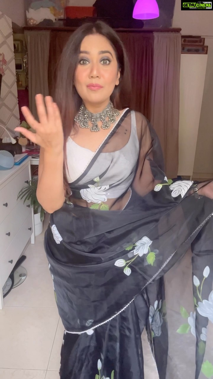 Roopal Tyagi Instagram - Thank you @saiyoni_official for this beautiful hand painted saree! It’s so so pretty 🤩 Get yours now @saiyoni_official 🛍️ #ad #collaboration #collaborationindia #handpaintedsaree #organzasaree #blackorganza #handpainted #floral #onlineshop #indianwear #ootd