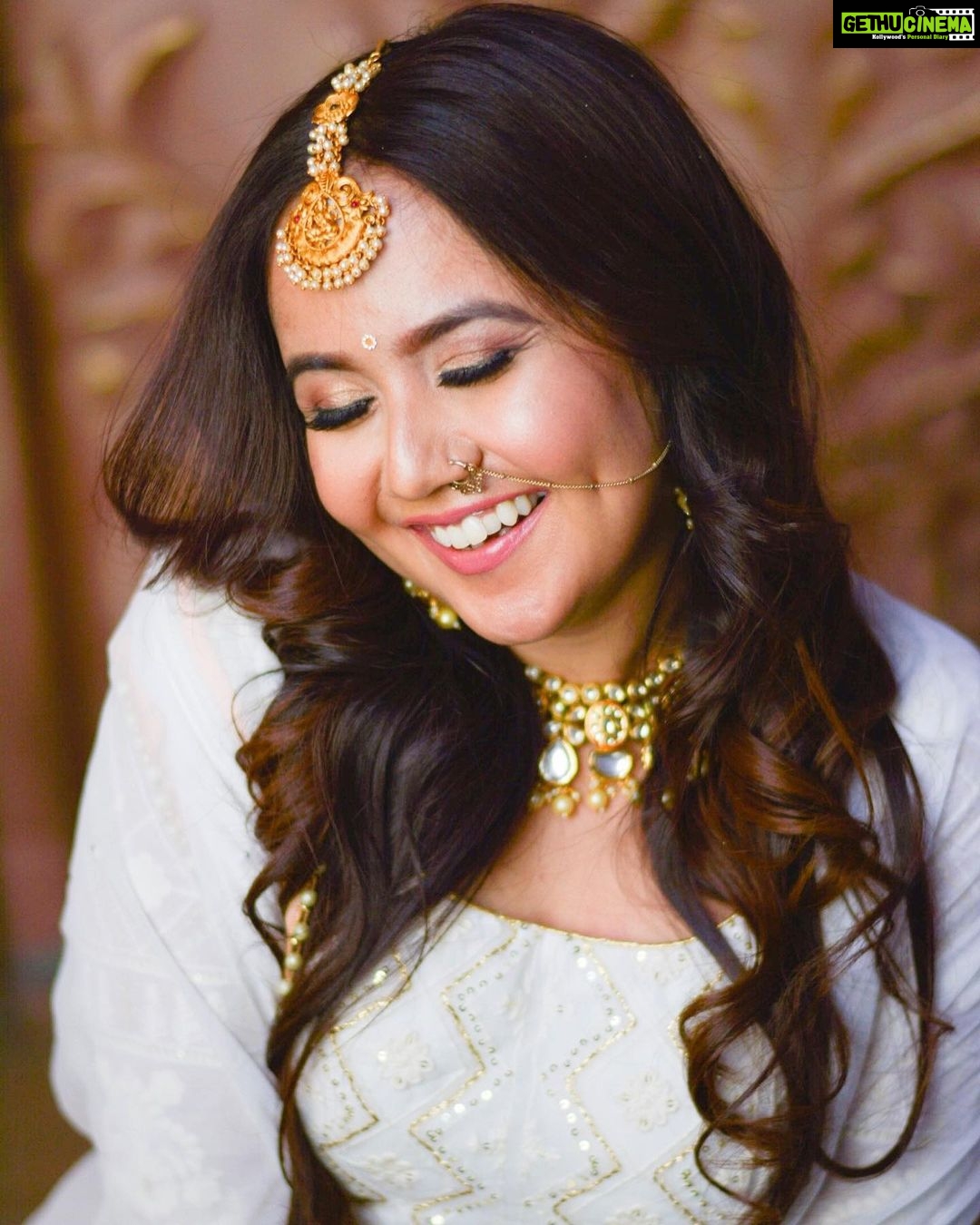 Roopal Tyagi Instagram - โIf you are concerned about the world, the first thing you need to do is transform yourself into a joyful being.โ - Sadhguru ๐ธ @iam_asoul studio session: @photowalksmumbai #indianoutfit #whitelehenga #maangtikka #ootd