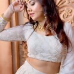 Roopal Tyagi Instagram - Do you guys like this look? 🤍🥰 Thanks Anurag for shooting this so beautifully for me ❤️🤍 Studio Session by: @photowalksmumbai Photographer: @travel_wid_anurag Model: @roopaltyagi06 Makeup: @makeovers_by_pallavii Hair: @beauty_makeup_artist_mahin28 Concept and Styling: @mitaliii & @nainakhiara_
