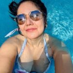Roopal Tyagi Instagram - ☀️ 🏊‍♀️ 😃 💙 🥭 #photodump
