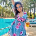 Roopal Tyagi Instagram - ☀️ 🏊‍♀️ 😃 💙 🥭 #photodump