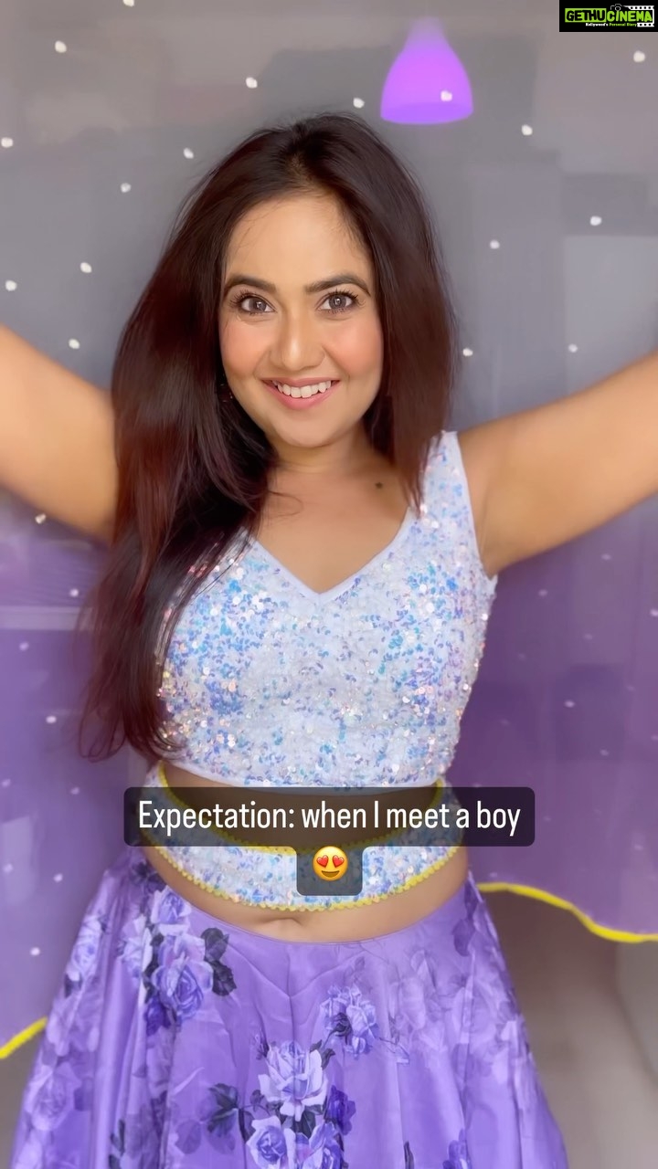Roopal Tyagi Instagram - Wait for REALITY 🥺 #truestory Comment if this happens to you too! 👇🏼 #funnyreels #dilbara #expectations #reality #dhoom #cute