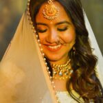 Roopal Tyagi Instagram – आँखों की गुस्ताखियाँ माफ हो 🤍 

📸 @iam_asoul 
@photowalksmumbai 

#indianoutfits #whitelehenga #maangtikka