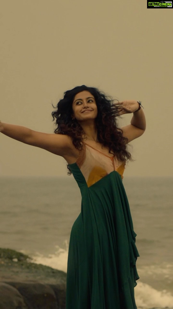 Roshini Haripriyan Instagram - Paarthaanaa? Paakkaliyaa? #NextEnnaNadakkum Find out pannikkonga. Nee Mattum, the freshest Think Indie single by @madrashe is now out on @thinkmusicofficial This is a song that has been made with a whole lot of love.. can’t wait for you guys to experience it in HD. @madrashe @alvinpresley @nehasamuel @leelavathi_kumar @subikanifabint @rachelstylesmith @prisrsshimray @aravind_b_anand @director_in_the_making @artistsabary @varshacasts @merwin_santhosh @vivekthomasproductions @aswin_george_john @maniyaa_____ @brandrona_ideahub @varshacasts @thinkmusicofficial Chennai, India