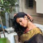 Roshini Haripriyan Instagram - உன் வானவில்லா... ♥️ #roshniharipriyan #happy #grateful #black
