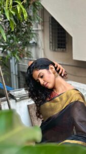 Roshini Haripriyan Instagram - உன் வானவில்லா... ♥️

#roshniharipriyan #happy #grateful #black