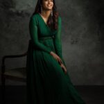 Roshini Haripriyan Instagram - It’s always lovely working with @roshniharipriyan ! We went with Smokey eyes 👀 for this beautiful emerald dress. She looks stunning as ever ❤️ . . Picture : @navin.appu Styled by : @paviiiee_08 Outfit : @soul__spectrum . . . #reelstrending #reelsexplore #roshniharipriyan #cookwithcomali3 #chennaimakeupartist #muah