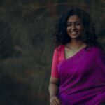 Roshini Haripriyan Instagram - கத்தரி பூ ✨ Ft @roshniharipriyan Shot by @haran_official_ Styled by @indu_ig Mua @deepz_beautyjourney Saree & blouse @ruffle_trends #roshniharipriyan #happy #sareelove