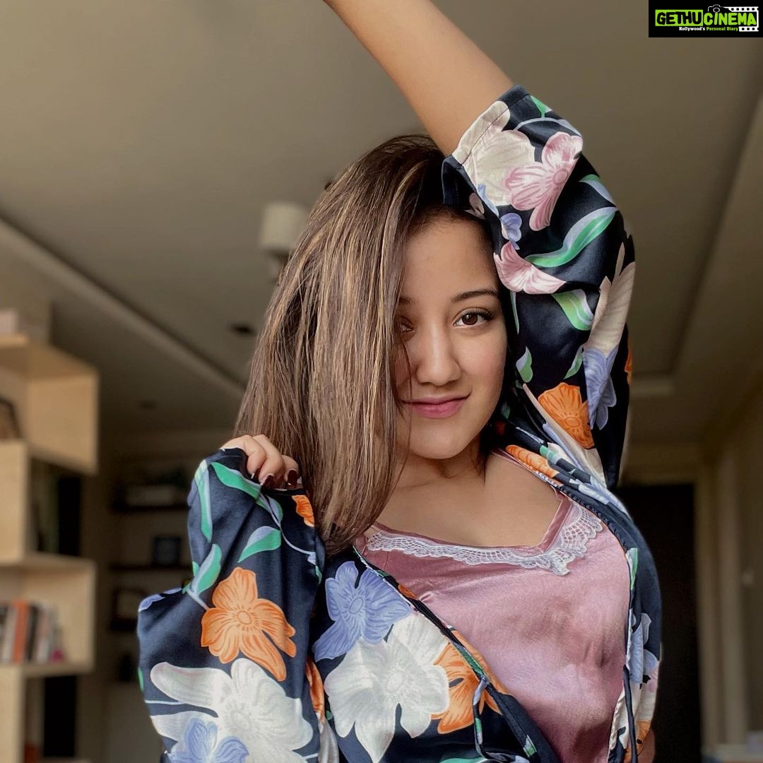 Roshmi Banik Instagram - You didn’t sneeze but I still thought of blessing your feed 🦹🏻♀️ . . . #roshmibanik #morning #wednesday #portraitphotography #photooftheday #trendingsongs #moonrise #gururandhawa #shehnaazgill #bollywood Mumbai, Maharashtra