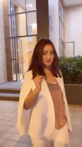 Roshmi Banik Instagram - Do you like what you 👀?!?!?! 
.
.
.
.
 #trendingreels #white #casual #fashion #ootd #roshmibanik