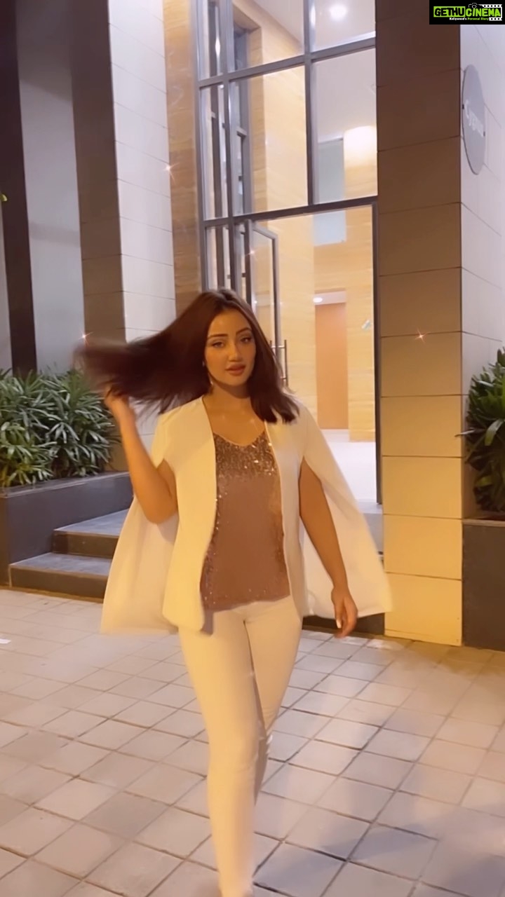 Roshmi Banik Instagram - Nothing shouts DIVINE as WHITE! 💫🤍🪬 . . . #reels #fashion #white #divine #love #ootd #roshmibanik