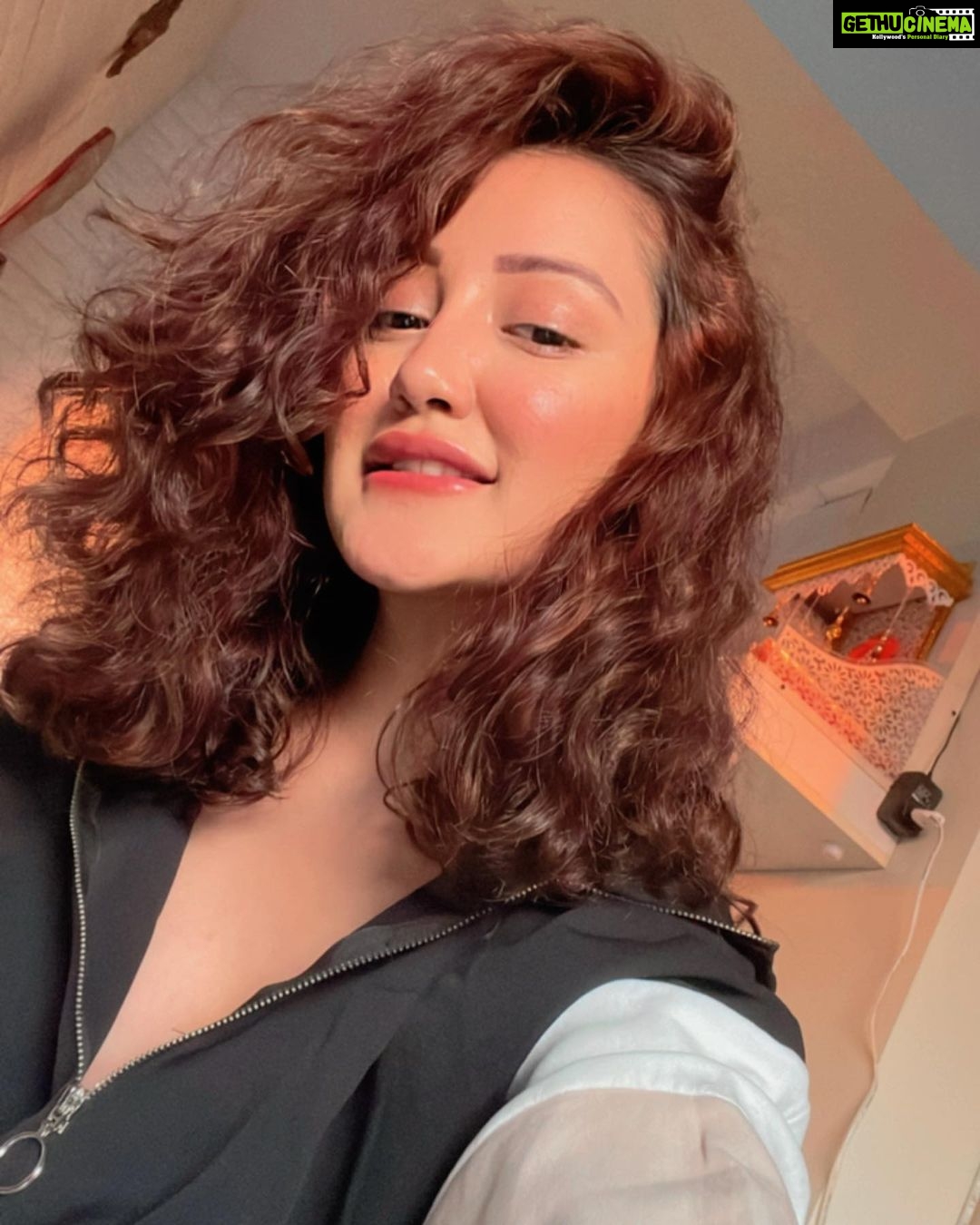 Roshmi Banik Instagram - There’s something magical about the winter sun…!!! 🪄 . . . #sunset #winter #nature #hairgoals #hairstyles #curlyhair #kolkata #golden