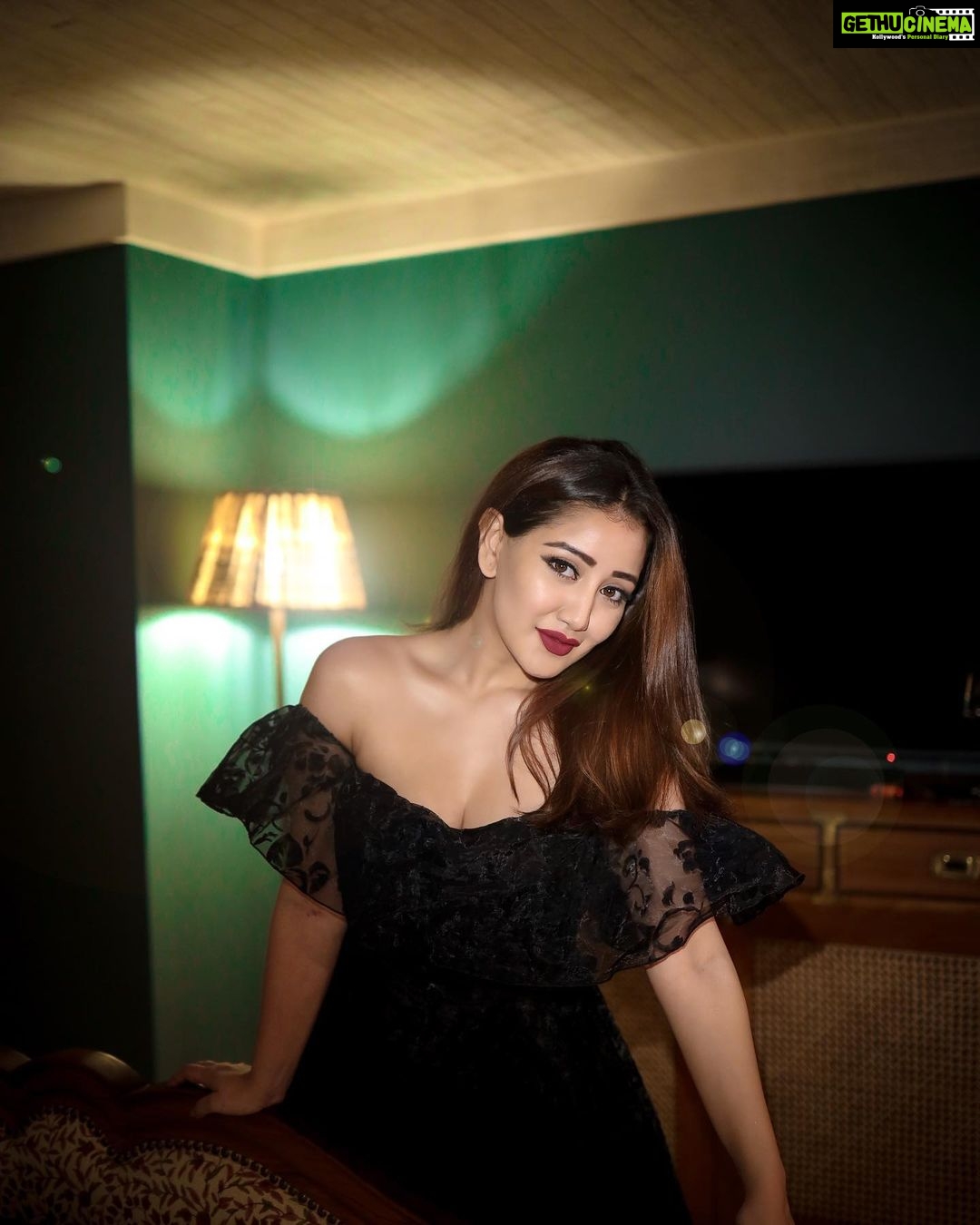 Roshmi Banik Instagram - Summer love ❣️ . . . . 📸 @cam_curious . . #black #red #lipstick #roshmibanik #photooftheday #picoftheday #foryou #fyp #love #summer Soho House Mumbai