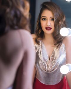 Roshmi Banik Instagram - Today I plan to just invest in myself cause I know, tomorrow needs a better version of me…! 🌶️
.
.
.
.
#fashion #photoshoot #photooftheday #star #bollywood #motivation #roshmibanik #retro #retrobollywood