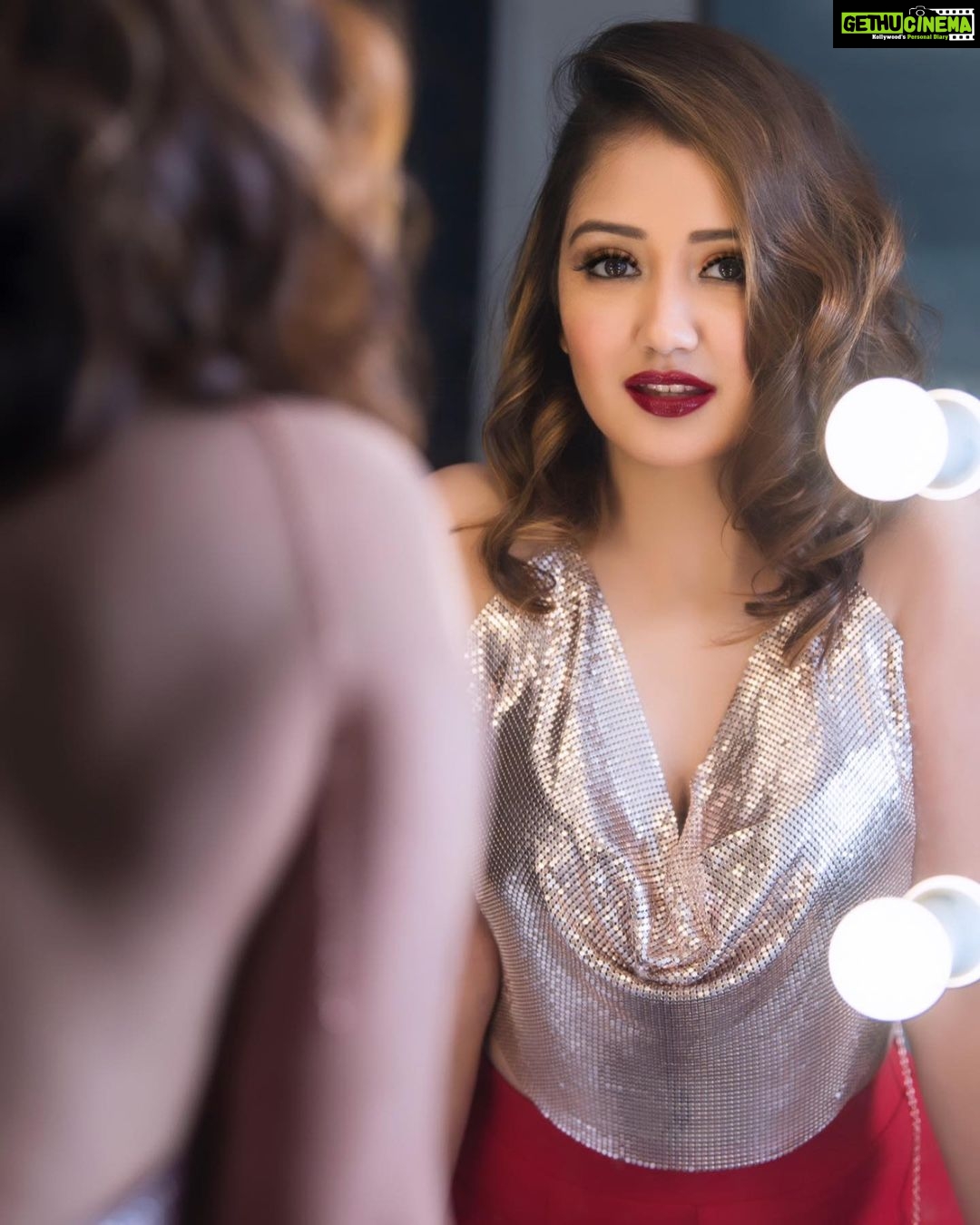 Roshmi Banik - 9.1K Likes - Today I plan to just invest in myself cause I know, tomorrow needs a better version of me…! 🌶️
.
.
.
.
#fashion #photoshoot #photooftheday #star #bollywood #motivation #roshmibanik #retro #retrobollywood
